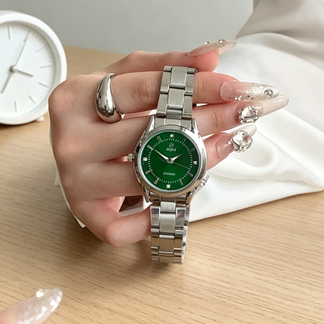Delicate rhinestone-inlaid creative casual women’s watch